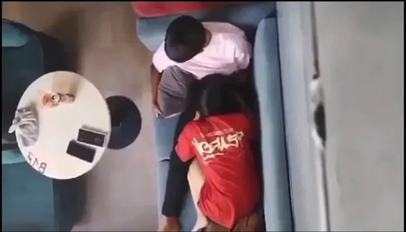 Quay lén eny bú liếm cho tình nhân nơi công cộng