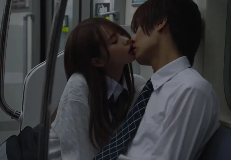 Nữ sinh tò mò hôn lén ccu trai đang ngủ trên chuyến tàu điện