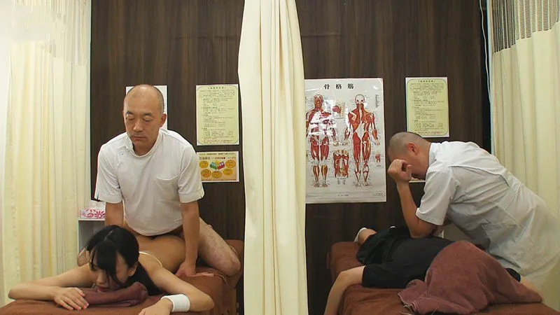 Dẫn em gái đi mát-xa rồi bị trả bài cạnh bên mà không hề hay biết