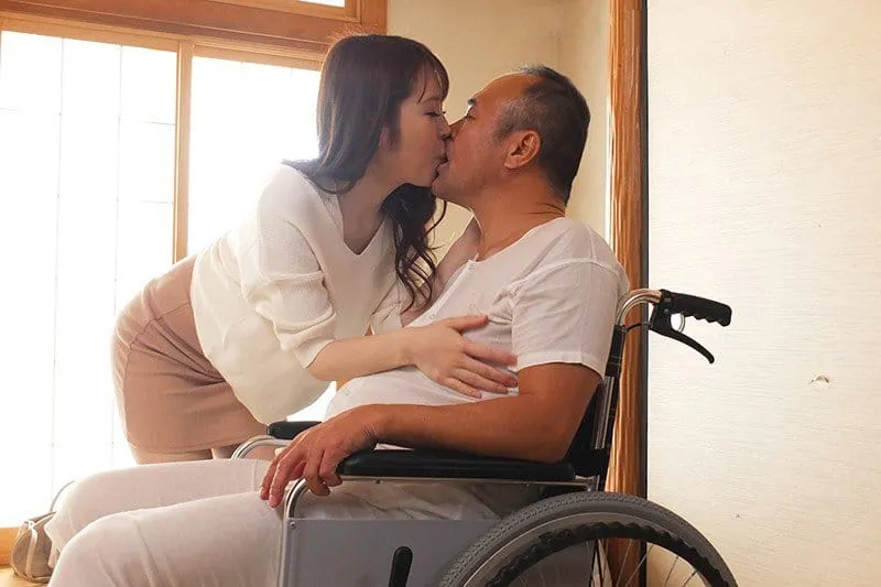 Người yêu của con trai hiếu thảo chăm sóc bố chồng tàn tật